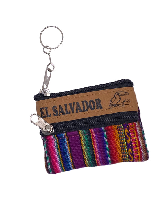 Pequeño monedero artesanal con tejido de El Salvador.
